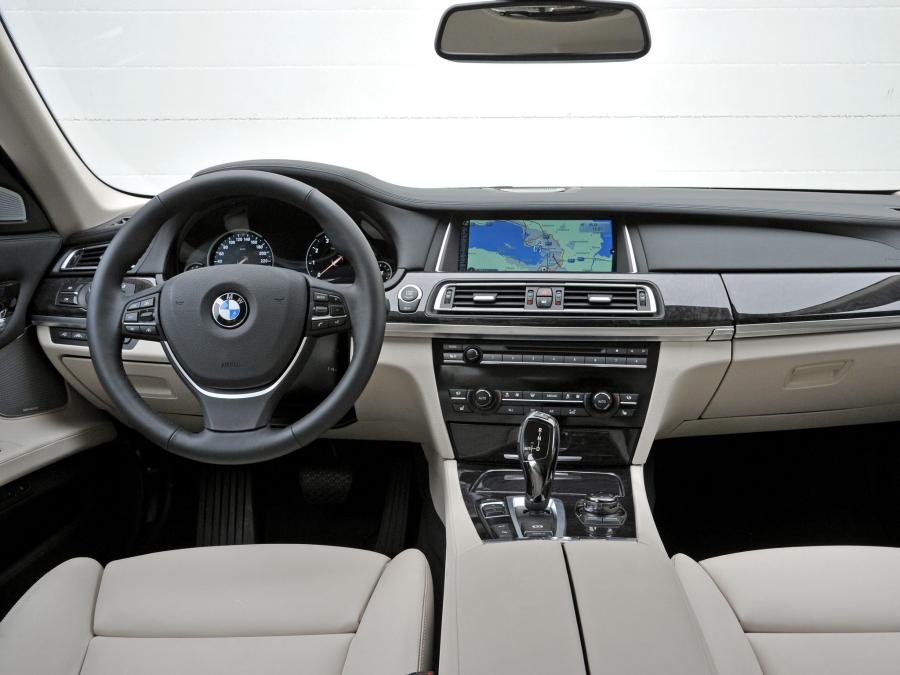  BMW 750i 2012 года  (фото 2 из 16)